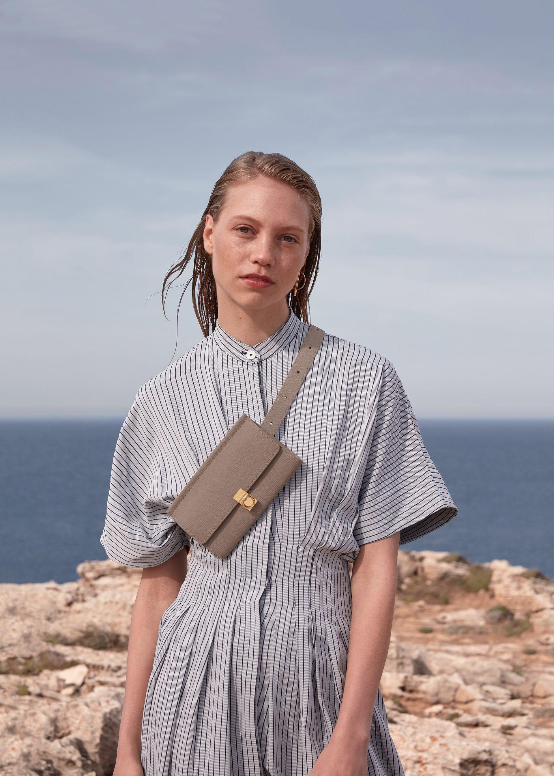 Numéro Sept Gürteltasche - Taupefarbenes genarbtes Leder