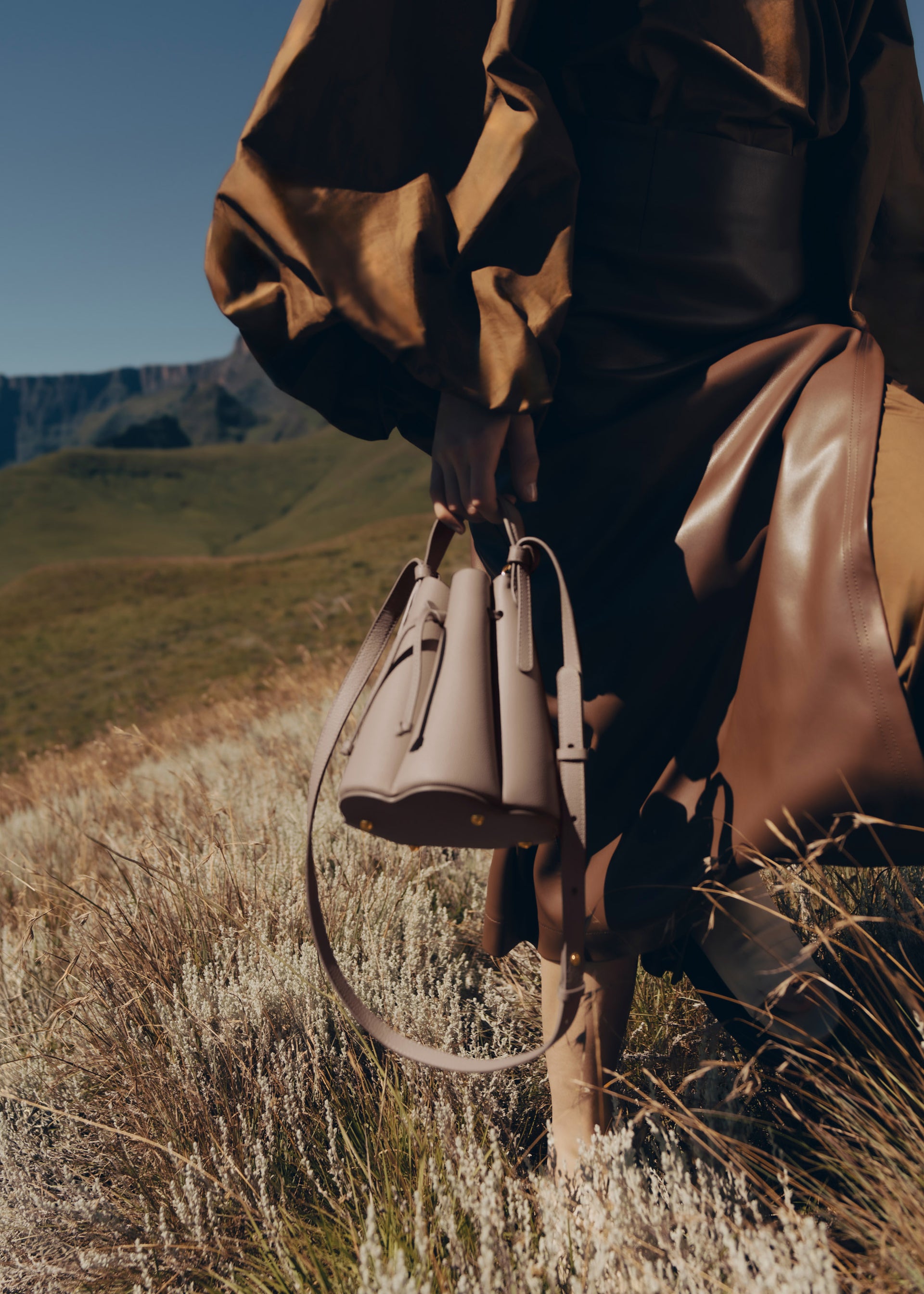 Numéro Huit Mini - Taupe Genarbtes Leder