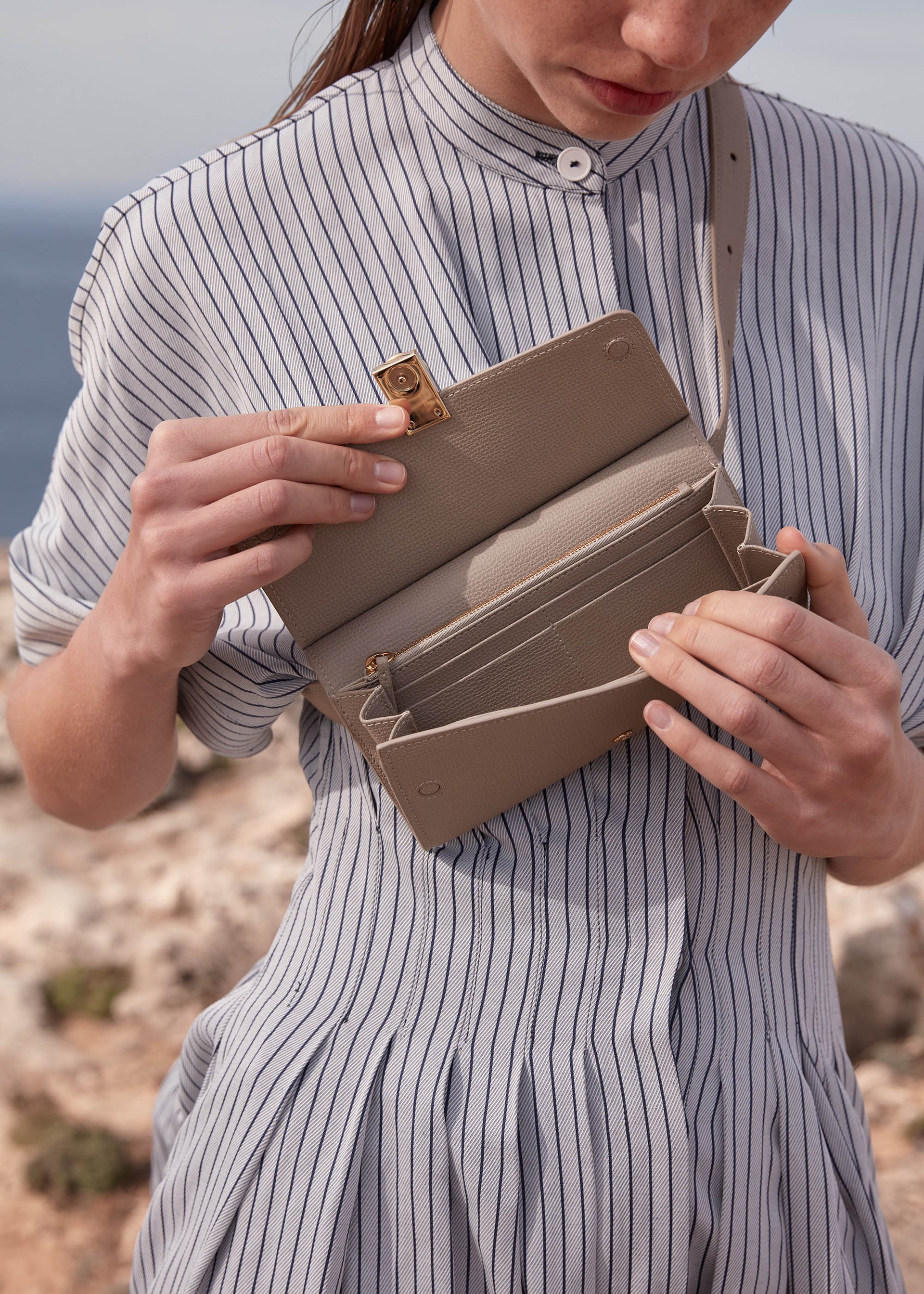 Numéro Sept Gürteltasche - Taupefarbenes genarbtes Leder