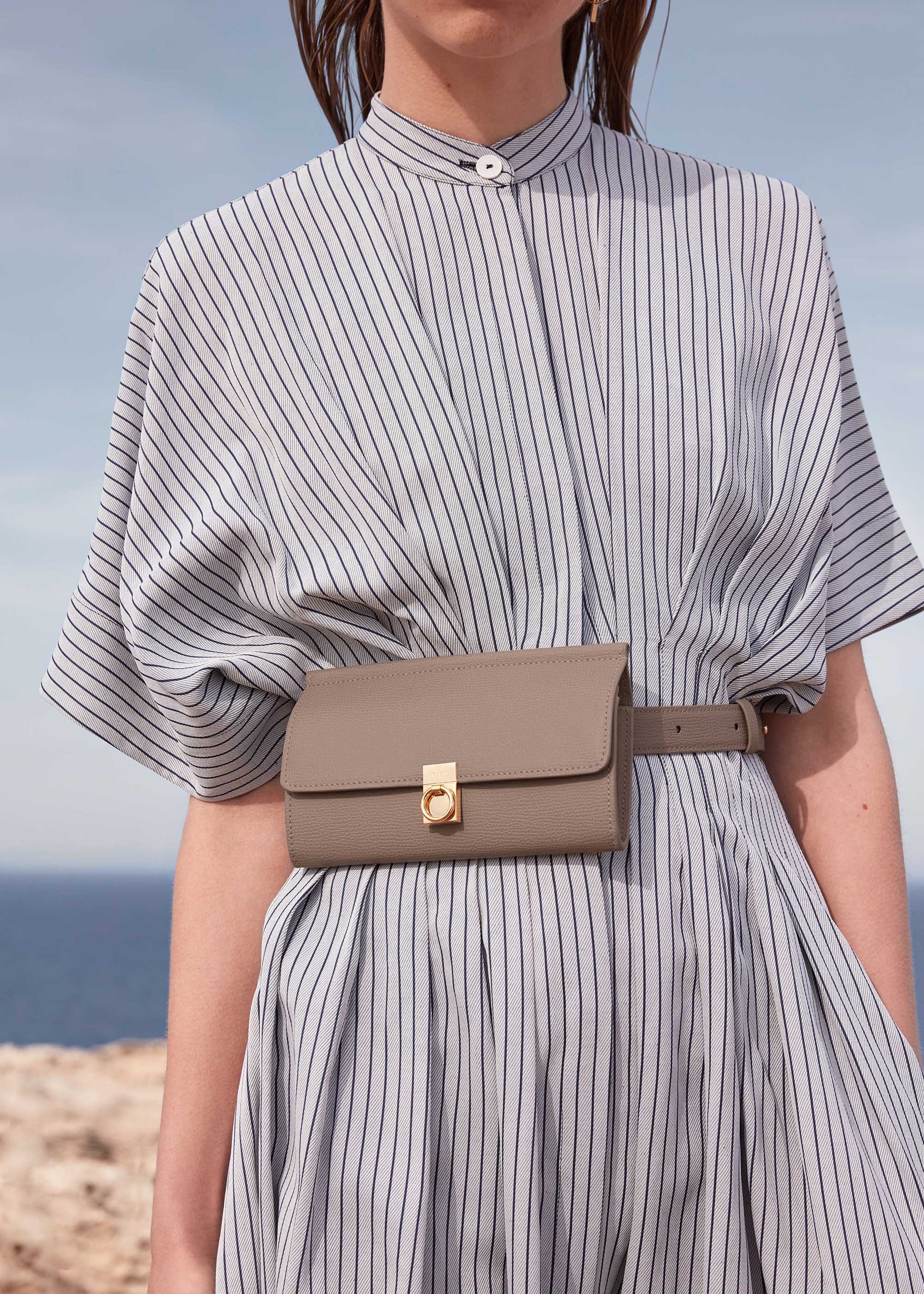 Numéro Sept Gürteltasche - Taupefarbenes genarbtes Leder